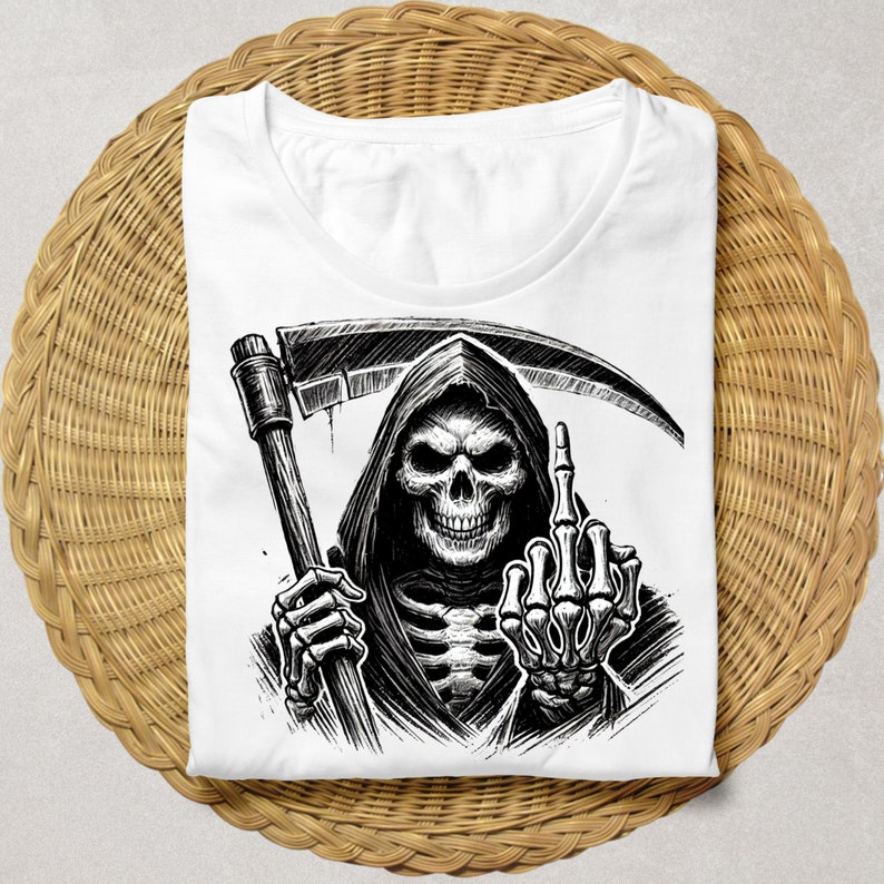 Pode incluir: Uma camiseta branca com uma ilustra&ccedil;&atilde;o em preto e branco da Morte dando o dedo do meio. A Morte est&aacute; segurando uma foice na m&atilde;o esquerda.