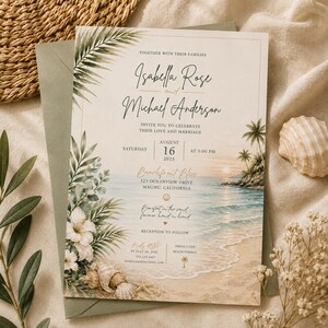 Op de afbeelding: Trouwkaart met een strandthema, met palmbomen, oceaan en zonsondergang. De uitnodiging bevat de namen Isabella Rose en Michael Anderson, datum, tijd en locatie: Malibu, Californië. Versierd met schelpen en tropisch gebladerte.
