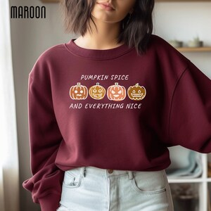 パンプキン スパイスと素敵なものがすべて入ったスウェットシャツ、パンプキン スウェットシャツ、かわいいハロウィン スウェットシャツ、パンプキン クルーネック、秋用スウェットシャツ