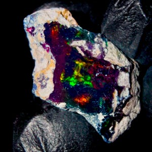 Opale sèche noire opale d'Éthiopie de feu brute, Pierres précieuses naturelles 6 Ct 18x11x6 mm