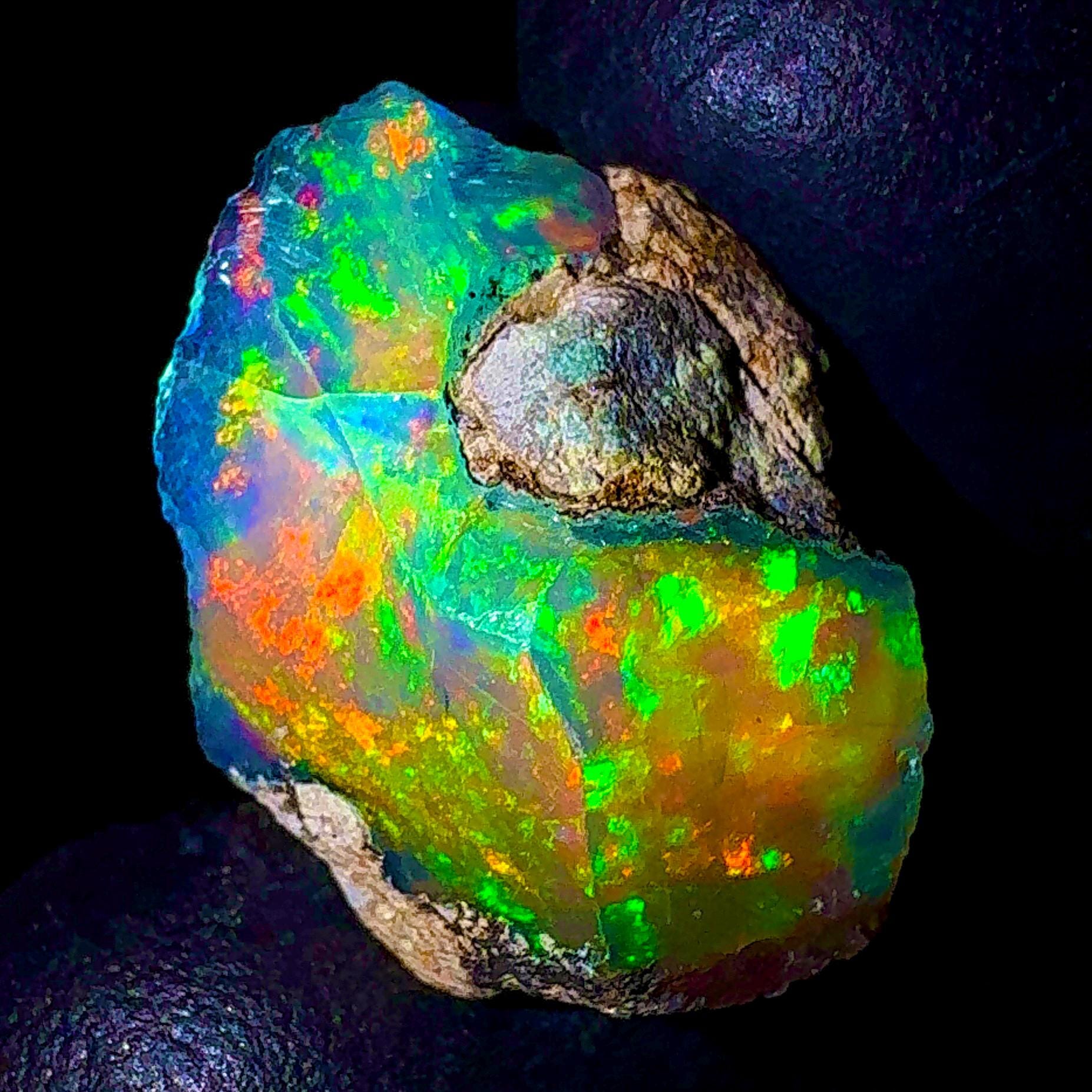 Natural Opal Naturel, Feu opal gemstone, Éthiopien Noir opal raw 15.5Ct 18x15 MM