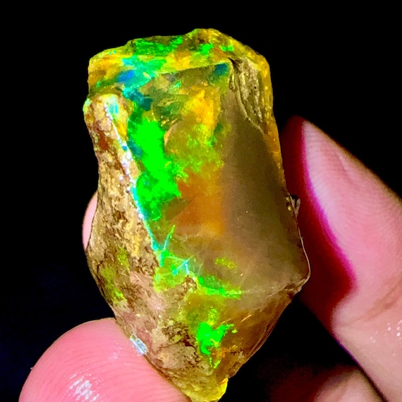 エチオピアウェロ産オパール　ピンファイア　ジュエリー　グレード　鉱物標本　原石 エチオピアウェロ産オパール ピンファイア ジュエリー グレード 鉱物