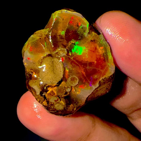 エチオピアウェロ産　オパール 原石 青緑の遊色効果　鉱物標本 エチオピアウェロ産 オパール 原石 青緑の遊色効果 鉱物標本