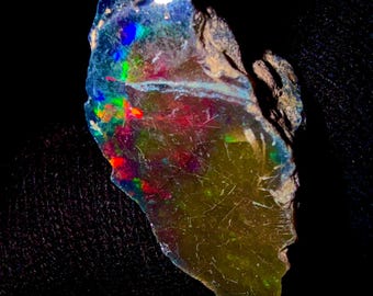 Opal, Etiopski Czarny Opal Surowy, Intensywny Ogień, Suchy i Naturalny, Surowy Kamień Szlachetny do Tworzenia Biżuterii, Czarny Opal Klasy A+ 20,25 Ct 24X14X12 mm