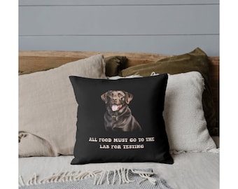 "Niedlicher Labrador ""Alles Essen muss zum Testen ins Labor gehen"" quadratisches Kissen."