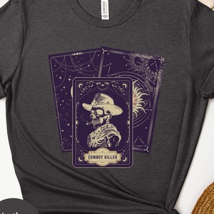 T-shirt con carte dei tarocchi, maglietta con predizione del futuro, umorismo oscuro occidentale, camicia da cowboy rodeo, cowboy scheletro tarocchi, camicia di misticismo, assassino di cowboy