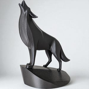 Minimalist Wolf Sculpture – Modern Howling Wolf Statue, 3D Printed Animal Decor, Nordic Shelf Art, Geometric Wolf Figurine Gift, 198mm