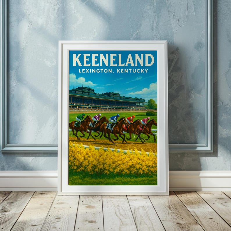 K&ouml;nnte beinhalten: Gerahmter Kunstdruck mit einem Pferderennen in Keeneland, Lexington, Kentucky. Das Kunstwerk zeigt mehrere Pferde mit Jockeys in bunten Seiden auf einer Rennstrecke, mit der Trib&uuml;ne im Hintergrund. Der Text 'Keeneland' ist zu sehen.