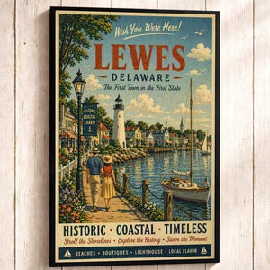 Peut inclure: Une affiche de voyage vintage encadrée pour Lewes, Delaware, représentant un couple se promenant le long d'un sentier au bord de l'eau. L'affiche comprend un phare, un voilier et le texte "Wish You Were Here!" et "Historic Coastal Charm."