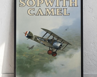 Könnte beinhalten: Gerahmter Druck mit einer Vintage-Illustration eines Sopwith Camel-Doppeldeckers im Flug. Das Kunstwerk zeigt das Flugzeug mit einem grün-braunen Farbschema, roten Rädern und dem Text "SOPWITH CAMEL" oben.