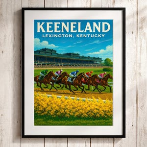 K&ouml;nnte beinhalten: Gerahmtes Vintage-Poster eines Pferderennens in Keeneland, Lexington, Kentucky. Das Poster zeigt Pferde, die auf einer Rennstrecke laufen, mit einer Trib&uuml;ne im Hintergrund und gelben Blumen im Vordergrund. Der Himmel ist blau mit Wolken.
