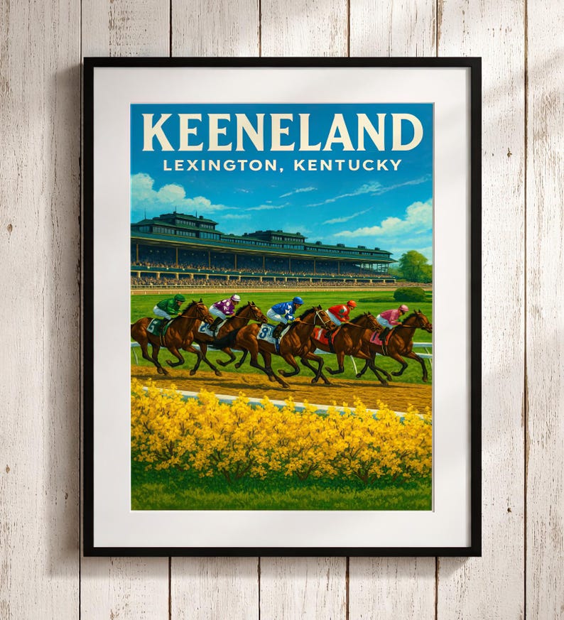 K&ouml;nnte beinhalten: Gerahmtes Vintage-Poster eines Pferderennens in Keeneland, Lexington, Kentucky. Das Poster zeigt Pferde, die auf einer Rennstrecke laufen, mit einer Trib&uuml;ne im Hintergrund und gelben Blumen im Vordergrund. Der Himmel ist blau mit Wolken.