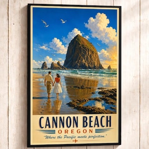 Könnte beinhalten: Ein gerahmtes Reiseplakat von Cannon Beach, Oregon, mit einem großen Felsen im Meer, einem Paar am nassen Sandstrand und Möwen am blauen Himmel. Der Text lautet CANNON BEACH OREGON Where the Pacific meets perfection mit einem kleinen Flugzeug.