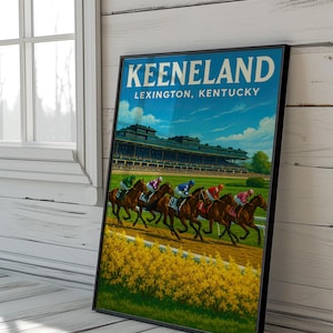 K&ouml;nnte beinhalten: Gerahmter Druck mit einem Pferderennen in Keeneland, Lexington, Kentucky. Das Kunstwerk zeigt mehrere Pferde mit Jockeys in bunten Farben, die auf einer Rennstrecke aus Erde rennen, mit Trib&uuml;ne und blauem Himmel im Hintergrund. Der Text 'Keeneland' ist sichtbar.