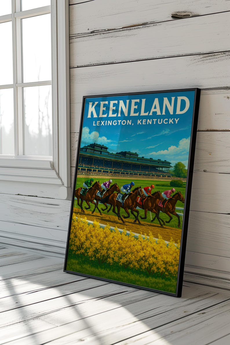 K&ouml;nnte beinhalten: Gerahmter Druck mit einem Pferderennen in Keeneland, Lexington, Kentucky. Das Kunstwerk zeigt mehrere Pferde mit Jockeys in bunten Farben, die auf einer Rennstrecke aus Erde rennen, mit Trib&uuml;ne und blauem Himmel im Hintergrund. Der Text 'Keeneland' ist sichtbar.