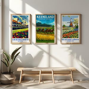 K&ouml;nnte beinhalten: Drei gerahmte Kunstdrucke mit Vintage-Reise-Designs. Die Drucke zeigen Churchill Downs, Keeneland und Keukenhof Gardens. Jeder Druck hat einen Holzrahmen und farbenfrohe Illustrationen der Orte. Die Drucke werden &uuml;ber einer Holzbank ausgestellt.