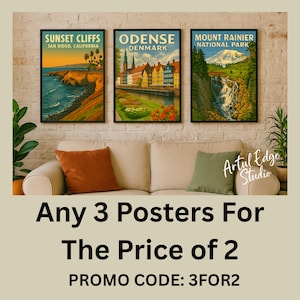 K&ouml;nnte beinhalten: Drei gerahmte Reiseplakate mit schwarzen R&auml;ndern h&auml;ngen &uuml;ber einem beigen Sofa. Die Plakate zeigen malerische Ansichten von Sunset Cliffs in San Diego, Odense in D&auml;nemark und dem Mount Rainier National Park.
