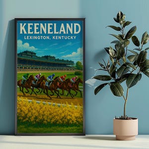 K&ouml;nnte beinhalten: Gerahmter Vintage-Druck eines Pferderennens in Keeneland, Lexington, Kentucky. Das Kunstwerk zeigt Pferde und Jockeys, die auf einer Rennstrecke aus Erde rennen, mit der Trib&uuml;ne und dem blauen Himmel im Hintergrund. Der Druck ist in einem schwarzen Rahmen.