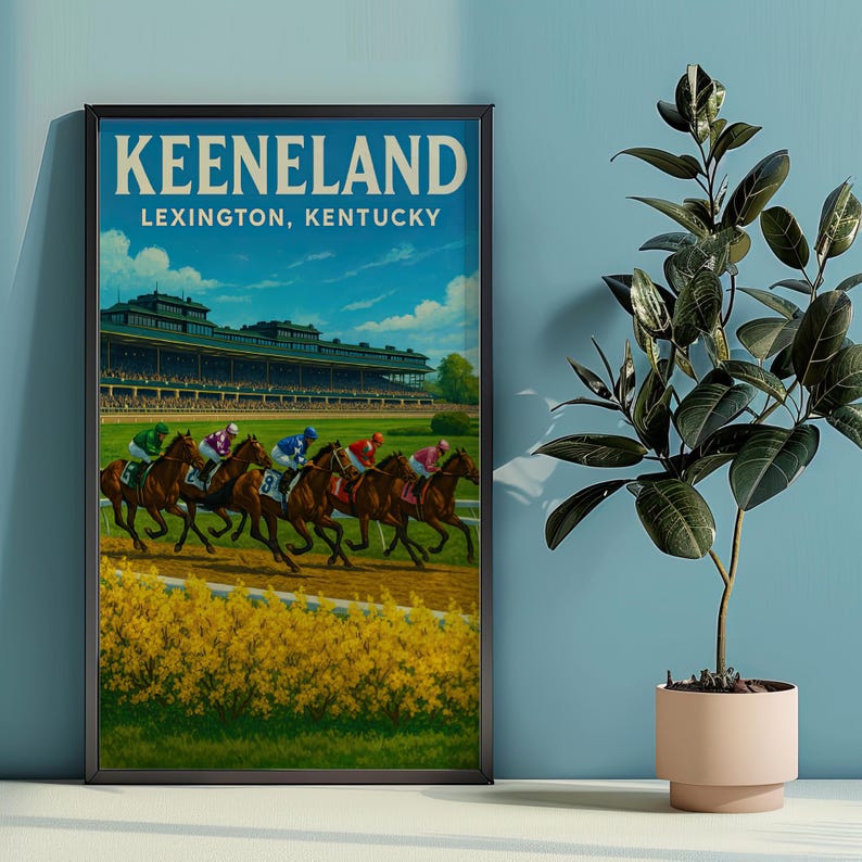K&ouml;nnte beinhalten: Gerahmter Vintage-Druck eines Pferderennens in Keeneland, Lexington, Kentucky. Das Kunstwerk zeigt Pferde und Jockeys, die auf einer Rennstrecke aus Erde rennen, mit der Trib&uuml;ne und dem blauen Himmel im Hintergrund. Der Druck ist in einem schwarzen Rahmen.