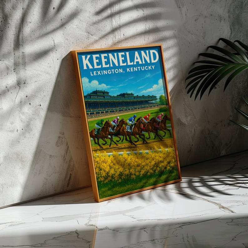 K&ouml;nnte beinhalten: Ein gerahmter Druck eines Pferderennens in Keeneland, Lexington, Kentucky. Das Kunstwerk zeigt Jockeys auf braunen Pferden, die auf einer Rennstrecke aus Erde rennen, mit einer Trib&uuml;ne im Hintergrund. Der Druck hat einen goldenen Rahmen und den Text "Keeneland Lexington, Kentucky."