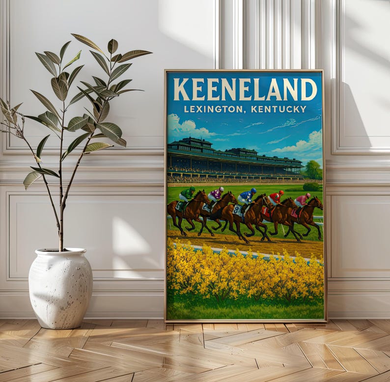 K&ouml;nnte beinhalten: Gerahmtes Vintage-Poster mit einem Pferderennen in Keeneland, Lexington, Kentucky. Das Poster zeigt einen blauen Himmel und das Wort "Keeneland". F&uuml;nf Pferde mit Jockeys rennen auf einer Rennstrecke, mit gelben Blumen im Vordergrund.