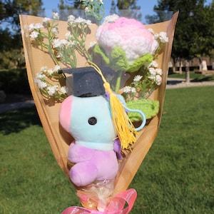 卒業ブーケ、BTS かぎ針編み卒業ブーケ、BT21 ブーケ、K POP ボーイブーケ、K POP かぎ針編みブーケ、Shooky、BTS SUGA、ピンクのバラ