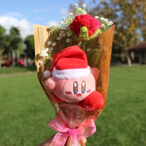 Kirby Crochet Weihnachtsstrauß, Kirby Santa Strauß, Weihnachtsfeierstrauß, Häkelstrauß, Kirby Plush 02, rote Rose