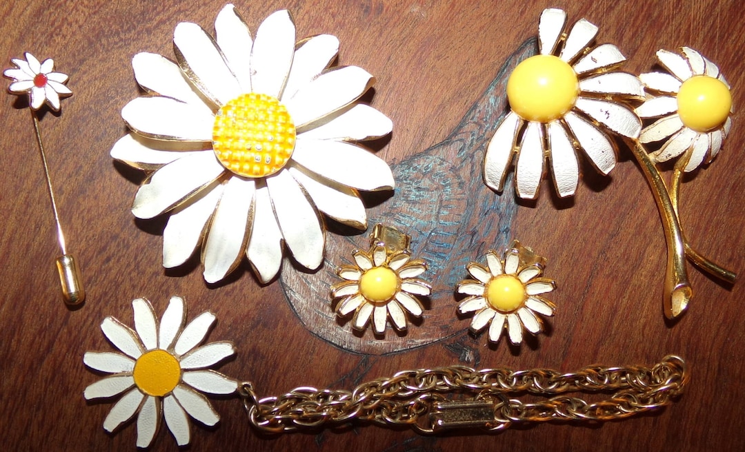 Lovely as is Weiss and Coro Vintage Married Set Shaped Like Daisy's ...