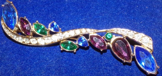 Gorgeous 3 1/4 inch pin signed Trifari (C)-All In… - image 2