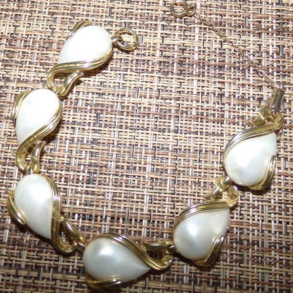 Stunning faux pearl bracelet signed Coro-Nice!!