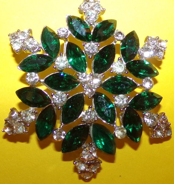 Amazing snowflake shaped pin signed Crown Trifari-