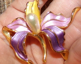 Gorgeous unsigned vintage pin with faux center