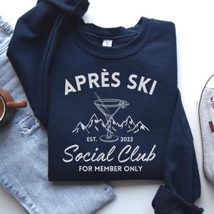 Custom Après Ski Social Club Sweatshirt, Ski Sweatshirt, Ski Trip Sweater, Gift for Skier, Skiing Pullover Sweater, Winter Sports Sweatshirt