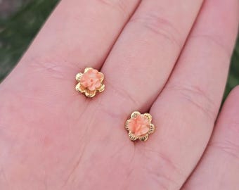 14K Solid Gold Rosa Koralle Rose Ohrstecker | Handgeschnitztes Blumen Vintage Gut | Geschenk für Sie