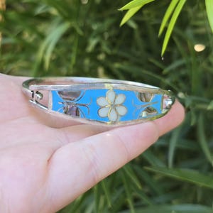 Vintage mexikansk alpacka silverblå emalj abalone blommig gångjärnsarmband 6,75"