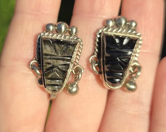 Pendientes vintage mexicanos de plata esterlina con brillo dorado y máscara azteca de obsidiana con cierre de rosca, tallados a mano de estilo tribal.