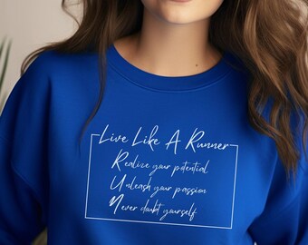 Peut inclure: Un sweat-shirt bleu royal avec un motif blanc qui dit "Live Like A Runner" et comprend le texte "Réalisez votre potentiel, Libérez votre passion, Ne doutez jamais de vous-même".