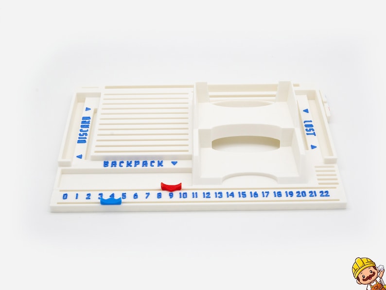 Pode incluir: Um organizador de jogos de tabuleiro em pl&aacute;stico branco com uma faixa numerada de 0 a 22 em texto azul. Inclui sec&ccedil;&otilde;es designadas com as etiquetas DISCARD, BACKPACK e LOST em azul, com um marcador deslizante azul e um vermelho.