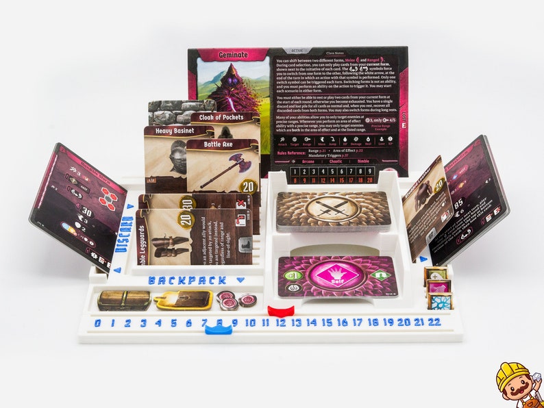 Pode incluir: Um organizador de jogos de tabuleiro em pl&aacute;stico branco com ranhuras para cartas, fichas e uma pista numerada de 0 a 22. O tabuleiro exibe componentes de jogo, incluindo cartas rotuladas como Geminate, Cloak of Pockets, Heavy Basinet e Battle Axe.