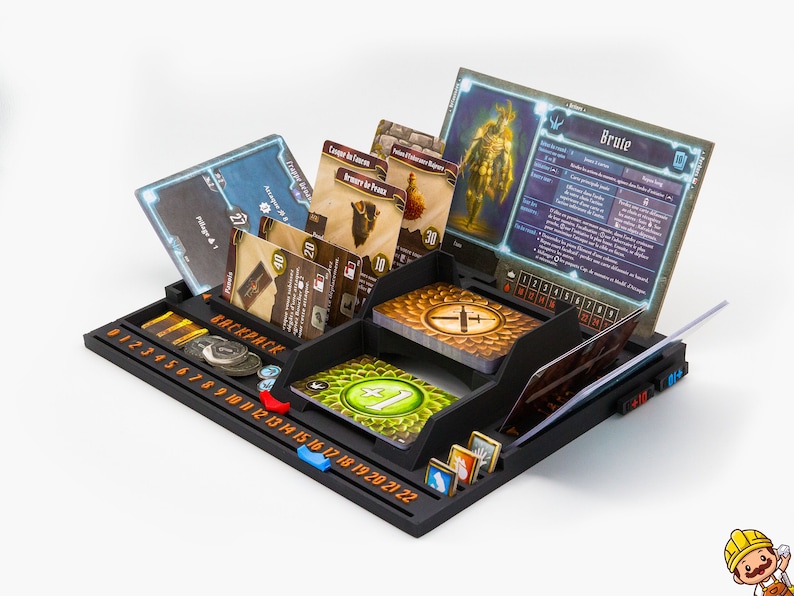 Pode incluir: Um organizador de jogos de tabuleiro em pl&aacute;stico preto com uma trilha numerada de 0 a 22, ranhuras para v&aacute;rias cartas de jogo e um grande painel de personagem com a etiqueta Brute. O organizador cont&eacute;m v&aacute;rias cartas ilustradas, fichas e marcadores.
