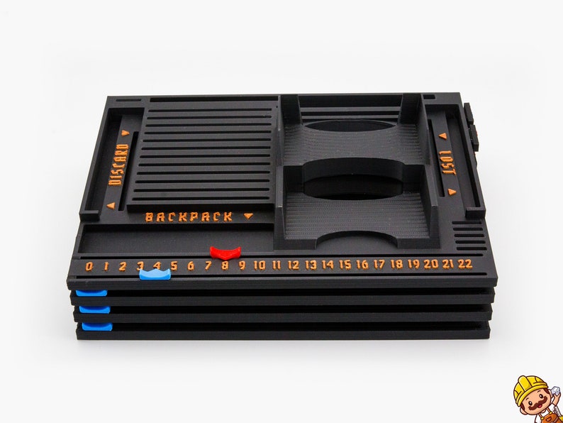 Pode incluir: Um organizador de jogos de tabuleiro preto com etiquetas de texto laranja lendo DISCARD, BACKPACK e LOST. A bandeja possui uma trilha numerada de 0 a 22 com um marcador deslizante vermelho e um azul, al&eacute;m de marcadores azuis nas laterais.