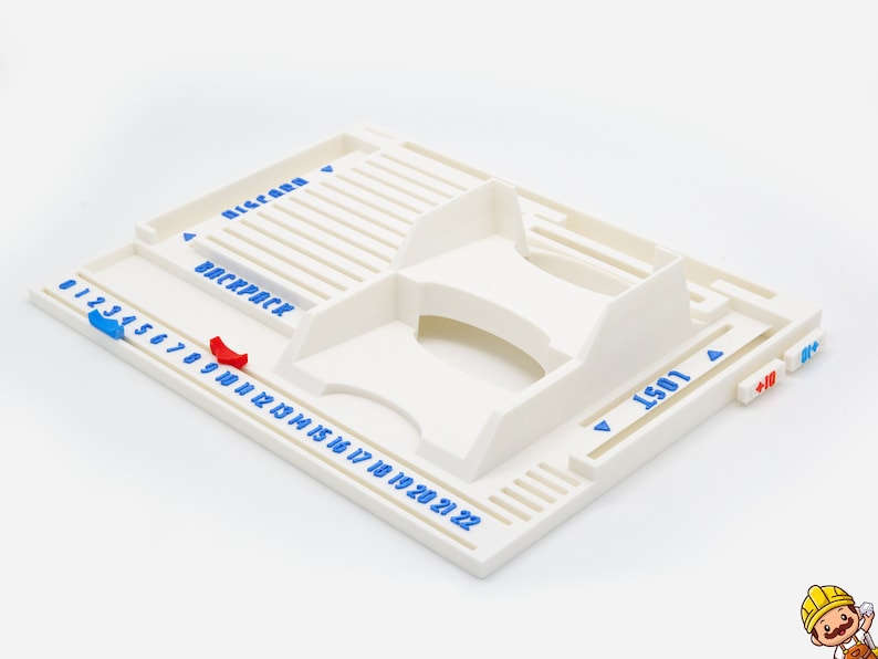 Pode incluir: Um organizador de tabuleiro de jogo em pl&aacute;stico branco com etiquetas de texto em azul, incluindo "DISCARD", "BACKPACK" e "LOST". O tabuleiro inclui uma pista numerada de 0 a 22, um compartimento central elevado e dois marcadores deslizantes em azul e vermelho.