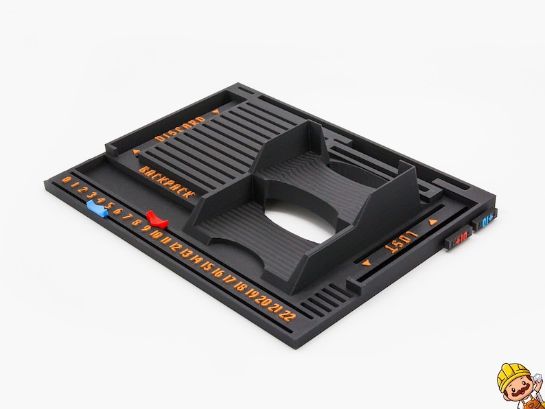 Pode incluir: Um organizador de jogos de tabuleiro preto impresso em 3D com etiquetas de texto laranja, incluindo DISCARD, BACKPACK e LOST. A bandeja inclui uma trilha numerada de 0 a 22, um slot central para cartas e marcadores deslizantes.