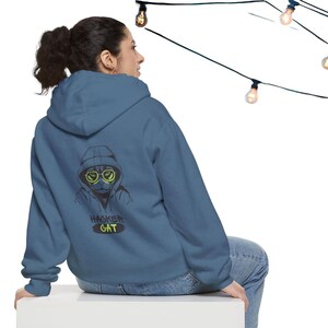 以下が含まれることがあります： 猫がサングラスとフードを着て、後ろに「Hacker Cat」という文字がプリントされた青いパーカー