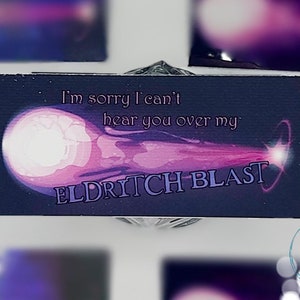 Könnte beinhalten: Eine schwarze Karte mit einem pinkfarbenen und weißen Bild einer magischen Explosion. Der Text auf der Karte lautet "Es tut mir leid, ich kann dich nicht hören wegen meinem ELDTRITCH BLAST."