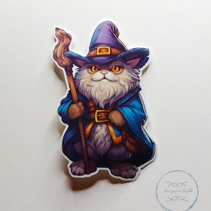 Puede incluir: Una ilustración de dibujos animados de un gato gris que lleva un sombrero de mago azul y morado y una túnica, sosteniendo un bastón de madera. El gato tiene ojos naranjas y una barba blanca.
