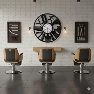 Op de afbeelding: Een interieur van een kapsalon met drie kappersstoelen. Een grote zwarte klok met kappersgereedschap is aan de witte bakstenen muur bevestigd. Twee ingelijste displays van kappersgereedschap hangen aan de muur.