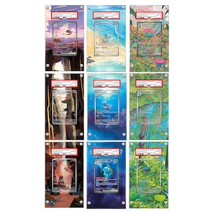 Può includere: Nove carte da gioco di Pokémon sono esposte in una cornice di acrilico trasparente. Ogni carta presenta un personaggio di Pokémon diverso, tra cui Charmeleon, Wartortle e Venusaur. Le carte sono posizionate su una varietà di sfondi, tra cui un paesaggio vulcanico, una scena oceanica e una foresta lussureggiante.