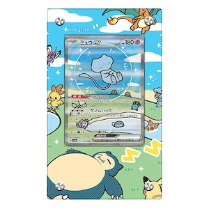 Puede incluir: Una carta de comercio de Pokemon azul y blanca con una ilustración de dibujos animados del Pokemon Mew. La carta está rodeada por un borde colorido con otros personajes de Pokemon. El texto de la carta dice "Mew EX 180".