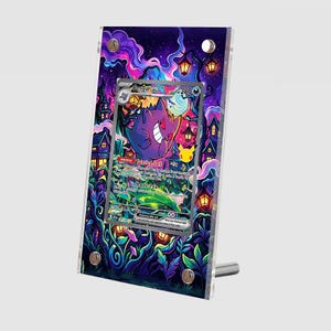 Puede incluir: Un marco de exhibición rectangular de acrílico que contiene una tarjeta coleccionable Gengar EX. El marco presenta una ilustración vibrante y colorida de un bosque oscuro con linternas brillantes, nubes púrpuras y siluetas de casas.